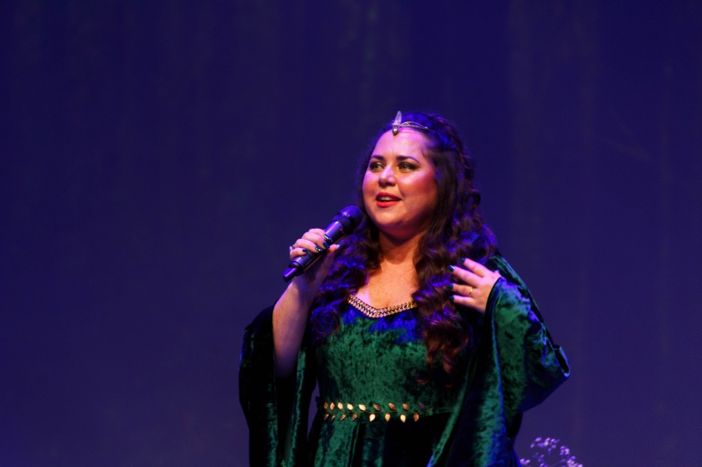 Jessica Müller en escenario con micrófono — Más recursos en YouTube