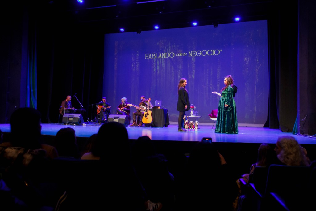 Jessica Müller en escenario — Hablando con tu Negocio, encuentro del Reino