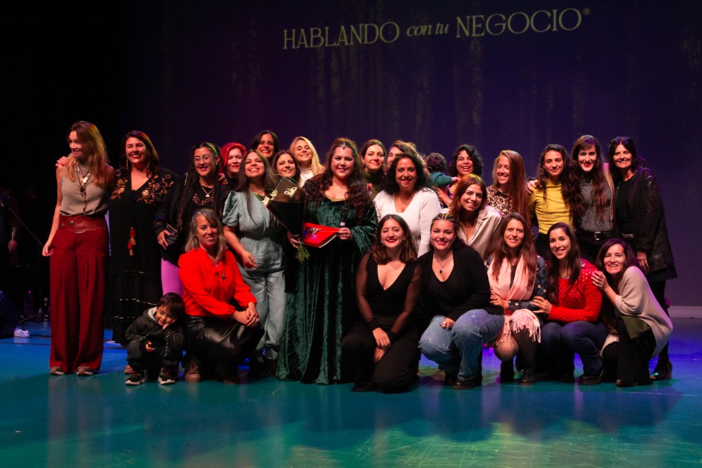 Empresarias conscientes celebrando juntas en El Reino